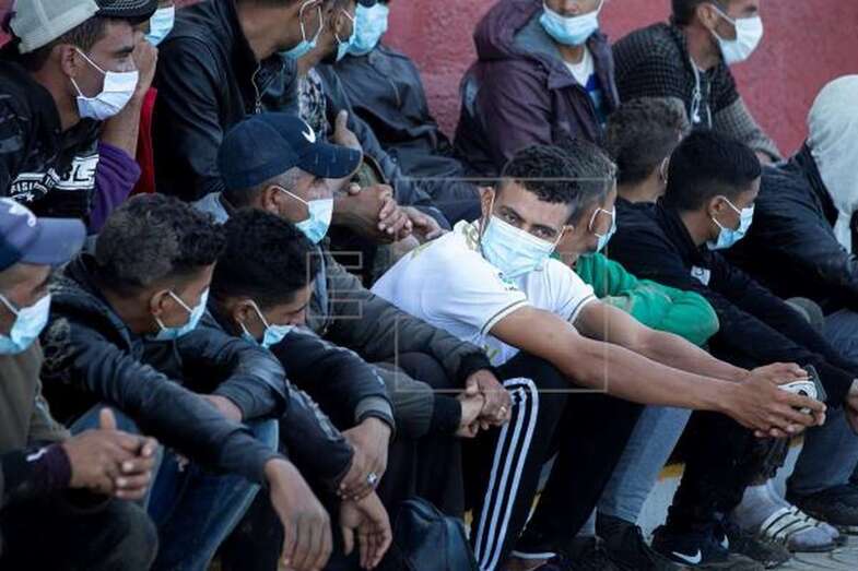 Más de un millar de inmigrantes aguardaba a las 22.20 horas de este martes en Arguineguín a que se les asignara un recurso de acogida (Foto EFE / Quique Curbelo)